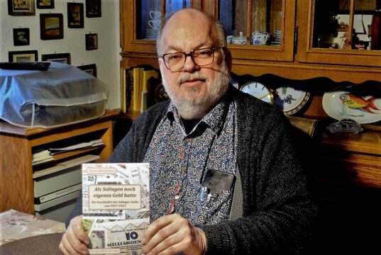 In seinem neuesten Werk befasst sich Fachbuchautor Harro Hieronimus mit der Geschichte des Solinger Geldes in der Zeit von 1917 bis 1923. Er selbst ist im Besitz von 65 Münzen und etwa 250 – 300 Scheinen. (Foto: © Martina Hörle)