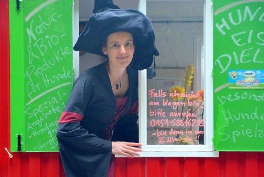 Bettina Siller bietet viele Exkursionen in der näheren Umgebung an. Treffpunkt ist der bunte Schäferwagen. Von da aus geht es in den Wald. Dabei gibt es für die kleinen Teilnehmer immer spannende Märchen rund um die Natur. (Foto: © Martina Hörle)