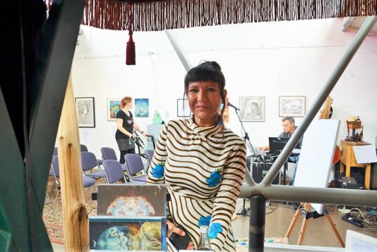 Ein Jahr lang hatte die Wuppertaler Künstlerin und Galeristin Yvette Endrijautzki auf diese Veranstaltung hingearbeitet. Am letzten Samstag fand die Eröffnung der großen Sonderschau zu Ehren der Wuppertaler Künstlerin Sulamith Wülfing statt. (Foto: © Martina Hörle)