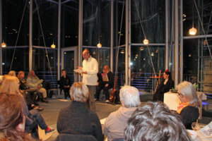 Das Publikum im voll besetzten Lichtturm genoss die Vorträge der Künstler. (Foto © Sandra Grünwald)