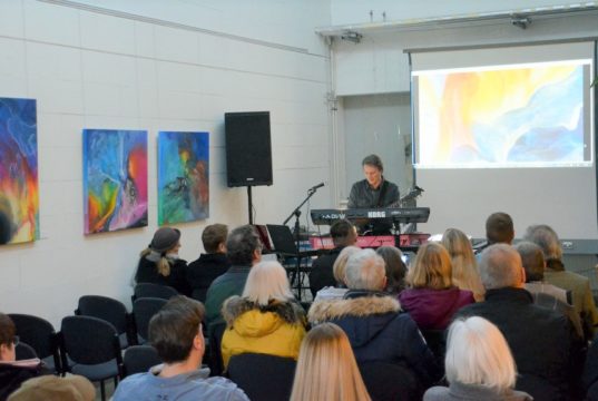 Das schon traditionelle Festival mit elektronischer Musik fand wieder großen Anklang. In diesem Jahr stand es unter dem Motto „Space“. Klaus Buntrock eröffnete den musikalischen Teil im Gleis 3. (Foto: © Martina Hörle)