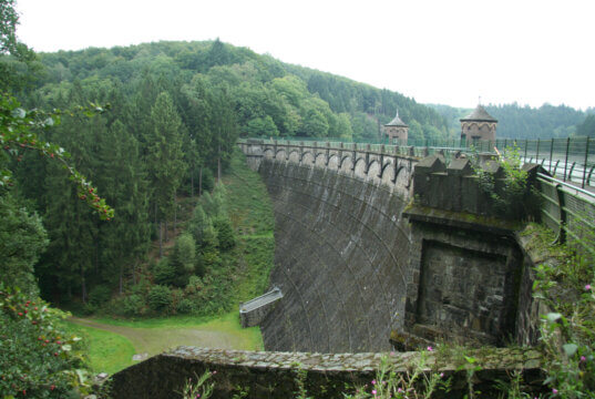 Umgeben von Wäldern liegt die Sengbachtalsperre mit ihrer gewaltigen Sperrmauer. (Foto: © Sandra Grünwald)