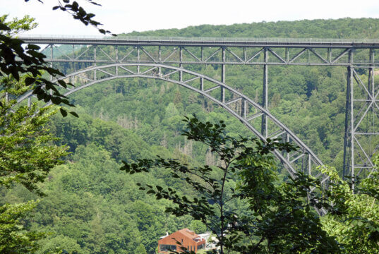 Vom Aussichtstempel am Klingenpfad hat man einen wunderschönen Blick auf die Müngstener Brücke und auf Haus Müngsten. (Foto © Sandra Grünwald)