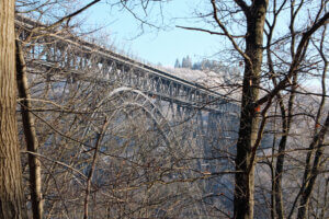 Besonders im Winter, wenn die Bäume ohne Laub sind, ist die Müngstener Brücke gut zu sehen. (Foto © Sandra Grünwald)
