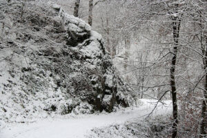 Der Schnee verzaubert die zerklüfteten Felsen entlang des Forstwegs in romantische Kunstwerke. (Foto © Sandra Grünwald)
