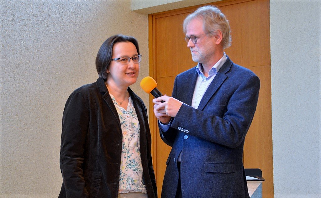 Hartmut Fehler interviewt die Spendenempfänger. Hier berichtet Claudia Rohlfing von den Schulen in Mali. (Foto: © Martina Hörle)