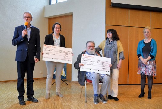 (v. li. Hartmut Fehler, Claudia Rohlfing, Günther Opitz, Sybilla Opitz, Beate Schönknecht) Über einen Scheck in Höhe von 4.000 Euro freuten sich Claudia Rohlfing von I ni sini und das Ehepaar Sybilla und Günther Opitz vom FELIX Kids-Club. (Foto: © Martina Hörle)