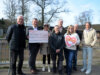 Gleich über zwei Spendenschecks konnte sich der Vogelpark am Freitag freuen. (Hans Gerd Frambach, Holger Kartenberg, Gundi Hübel, André Hartig, Henning Potthoff, Mareike Frambach, Michael Vermöhlen, Michael Morsbach – v. li. nach re.) (Foto: © Martina Hörle)