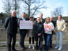 Gleich über zwei Spendenschecks konnte sich der Vogelpark am Freitag freuen. (Hans Gerd Frambach, Holger Kartenberg, Gundi Hübel, André Hartig, Henning Potthoff, Mareike Frambach, Michael Vermöhlen, Michael Morsbach – v. li. nach re.) (Foto: © Martina Hörle)