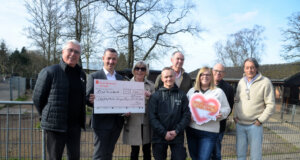 Gleich über zwei Spendenschecks konnte sich der Vogelpark am Freitag freuen. (Hans Gerd Frambach, Holger Kartenberg, Gundi Hübel, André Hartig, Henning Potthoff, Mareike Frambach, Michael Vermöhlen, Michael Morsbach – v. li. nach re.) (Foto: © Martina Hörle)