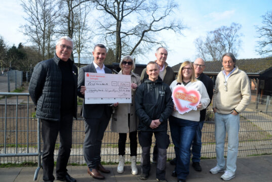 Gleich über zwei Spendenschecks konnte sich der Vogelpark am Freitag freuen. (Hans Gerd Frambach, Holger Kartenberg, Gundi Hübel, André Hartig, Henning Potthoff, Mareike Frambach, Michael Vermöhlen, Michael Morsbach – v. li. nach re.) (Foto: © Martina Hörle)