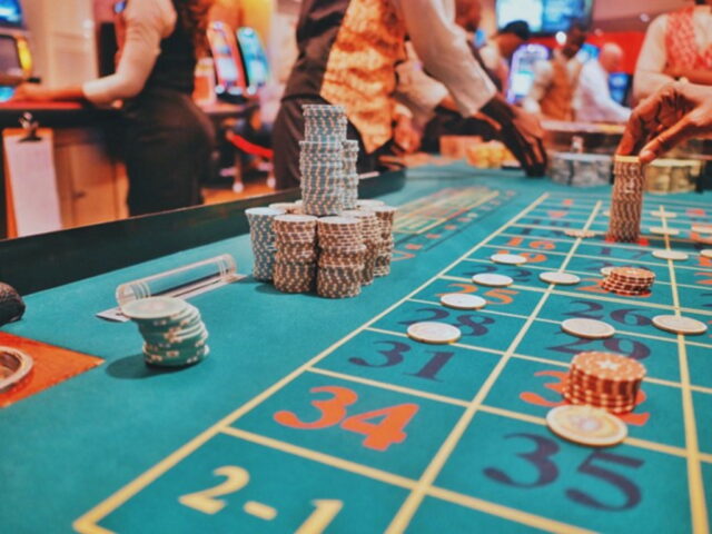 Spielbanken in Solingen bekommen Konkurrenz von Online-Casinos - doch wo liegen deren Vorteile? (Foto: @ Kaysha / Unsplash.com)