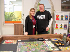 Julia Schaberg begrüßte beim Spieletreff Gamechanger Adrian, der seinen Speichertisch für Brettspiele vorstellte. (Foto © Sandra Grünwald)