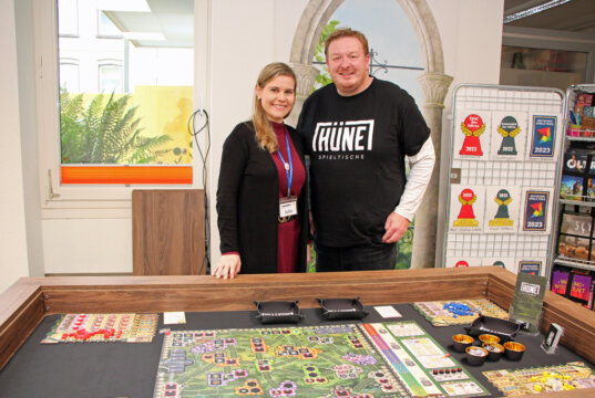 Julia Schaberg begrüßte beim Spieletreff Gamechanger Adrian, der seinen Speichertisch für Brettspiele vorstellte. (Foto © Sandra Grünwald)