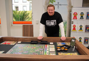 Der Besitzer der Tischlerei Hüne in Thuine ist selbst ein begeisterter Spieler. (Foto © Sandra Grünwald)