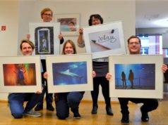 (v. li. Daniel Hahn, Andrea Steinmüller, Vanessa Rohrbeck, Eva Hendrichs, Simon Möller) Die Mitarbeiterinnen und Mitarbeiter der Stadtbibliothek freuen sich, ihre Lieblingsfotos auch in diesem Jahr öffentlich zeigen zu dürfen. (Foto: © Martina Hörle)