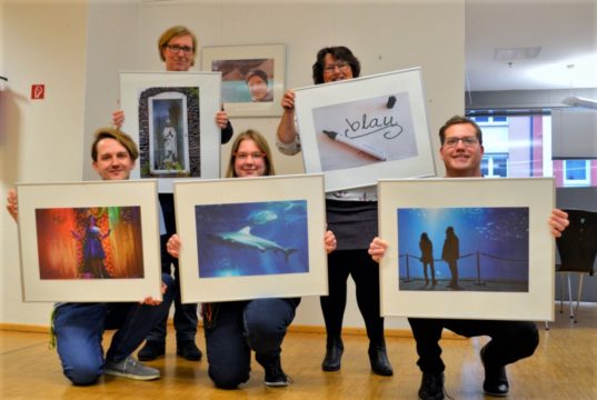 (v. li. Daniel Hahn, Andrea Steinmüller, Vanessa Rohrbeck, Eva Hendrichs, Simon Möller) Die Mitarbeiterinnen und Mitarbeiter der Stadtbibliothek freuen sich, ihre Lieblingsfotos auch in diesem Jahr öffentlich zeigen zu dürfen. (Foto: © Martina Hörle)