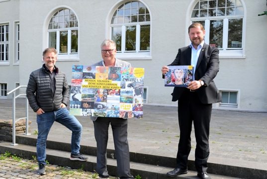 Heute stellten Dirk Balke, Joachim Radtke und Oberbürgermeister Tim Kurzbach (v. li.) im Kunstmuseum die vom 1. bis 10. September laufende stadtweite Kunstaktion vor. (Foto: © Martina Hörle)