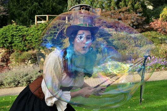 Im Steampunk-Look verzaubert die Solingerin Remy Matelot kleine und große Zuschauer mit Riesenseifenblasen. (Foto: © Martina Hörle)