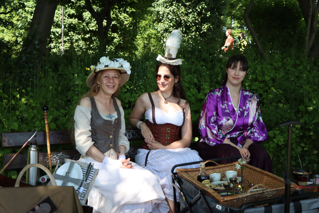 Drei Damen der Steampunkgruppe NRW beim Tee – v. li. Freifrau Dreyfus von Eyk, Remy Matelot, Sakie Kodak (Foto: © Peter Wohlers)