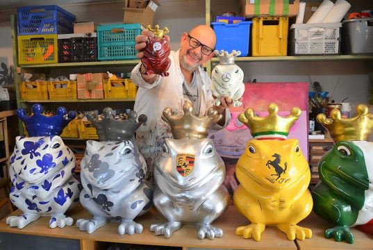 Künstler Stefan Seeger hat eine Kollektion von Fröschen für Autofahrer entworfen. Die lustigen bunten Gesellen gibt es in unterschiedlichen Größen. (Foto: © Martina Hörle)