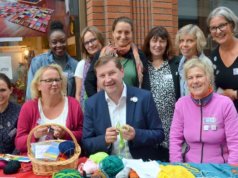 Oberbürgermeister Tim Kurzbach hatte als Schirmherr der Kampagne bei der Veranstaltung ebenfalls seine Strickkünste ausprobiert, sagte dann aber dem Verein lieber auf andere Weise seine Unterstützung zu. (Foto: © Martina Hörle)