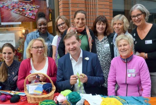 Oberbürgermeister Tim Kurzbach hatte als Schirmherr der Kampagne bei der Veranstaltung ebenfalls seine Strickkünste ausprobiert, sagte dann aber dem Verein lieber auf andere Weise seine Unterstützung zu. (Foto: © Martina Hörle)