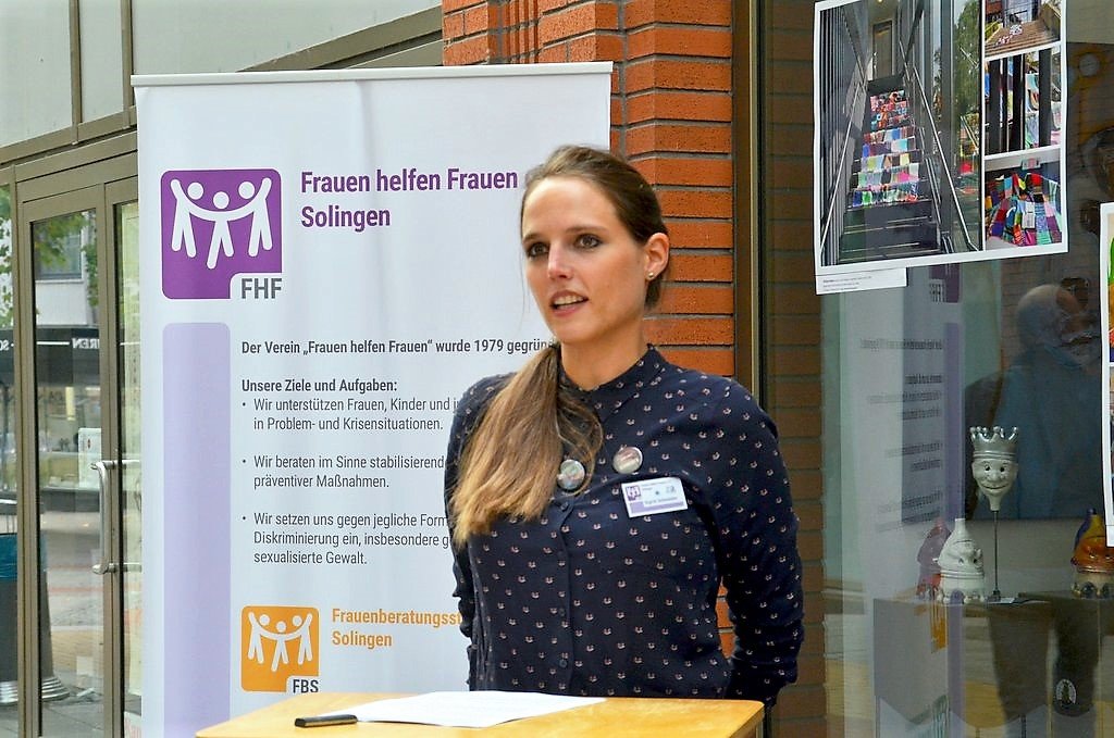 Sigrid Schneider von Fabs hielt zur Begrüßung eine kurze humorvolle Ansprache, die mit einigen Wortspielen gespickt war. (Foto: © Martina Hörle)