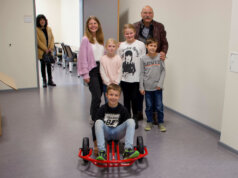 Stolz präsentiert die Schule ihr neues Bewegungsspielzeug. Mit dabei sind Ben (vorne), Mia, Johanna und Leno aus der 3b, ihre Klassenlehrerin Lena Reich und Vorsitzender der Verkehrswacht Solingen Ulrich Schmidt. (Foto: © Sarah Schmitz)