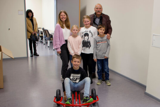 Stolz präsentiert die Schule ihr neues Bewegungsspielzeug. Mit dabei sind Ben (vorne), Mia, Johanna und Leno aus der 3b, ihre Klassenlehrerin Lena Reich und Vorsitzender der Verkehrswacht Solingen Ulrich Schmidt. (Foto: © Sarah Schmitz)