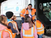 Solingen: Besuch bei den Saubermachern der TBS Die Kinder der städtischen Kita Fuhr besuchten die Städtischen Betriebe Solingen und lernten Kehrmaschinen und Müllautos kennen. (Foto © Sandra Grünwald)