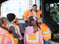 Solingen: Besuch bei den Saubermachern der TBS Die Kinder der städtischen Kita Fuhr besuchten die Städtischen Betriebe Solingen und lernten Kehrmaschinen und Müllautos kennen. (Foto © Sandra Grünwald)