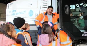 Solingen: Besuch bei den Saubermachern der TBS Die Kinder der städtischen Kita Fuhr besuchten die Städtischen Betriebe Solingen und lernten Kehrmaschinen und Müllautos kennen. (Foto © Sandra Grünwald)