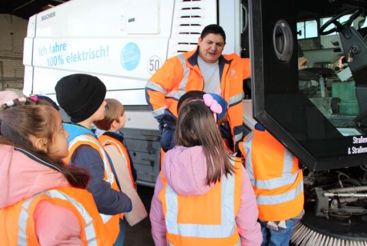Die Kinder der städtischen Kita Fuhr besuchten die Städtischen Betriebe Solingen und lernten Kehrmaschinen und Müllautos kennen. (Foto © Sandra Grünwald)