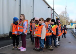 Über 400 Kilo brachten die 19 Kita-Kinder auf die große Waage. (Foto © Sandra Grünwald)