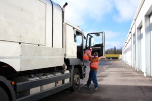 Erzieher Sascha half beim Ein- und Aussteigen. (Foto © Sandra Grünwald)