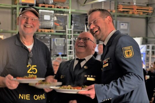 : Endlich konnte beim THW nach zweijähriger Pause wieder das traditionelle Grünkohlessen stattfinden. Die Freude war bei Mitarbeitern und Gästen groß. (Foto: © Martina Hörle)
