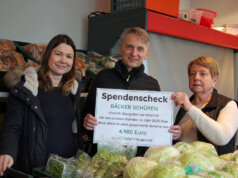 Kathleen Graf und Stefan Geiger von der Bäckerei Schüren übergaben im Namen der Bäckerei-Kunden einen Spendenscheck an Brigitte Funk (v.l.) von der Tafel Solingen. (Foto © Sandra Grünwald)