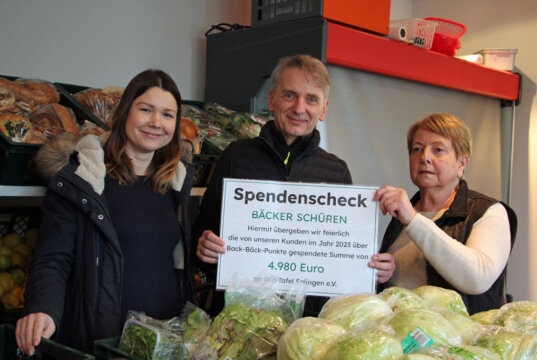 Kathleen Graf und Stefan Geiger von der Bäckerei Schüren übergaben im Namen der Bäckerei-Kunden einen Spendenscheck an Brigitte Funk (v.l.) von der Tafel Solingen. (Foto © Sandra Grünwald)
