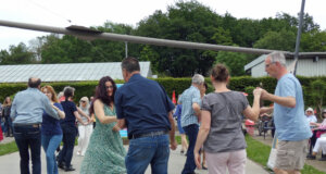 Beim ersten Tanztee in diesem Jahr wurde zu Songs aus den 70er, 80er und 90er das Tanzbein geschwungen. (Foto © Sandra Grünwald)