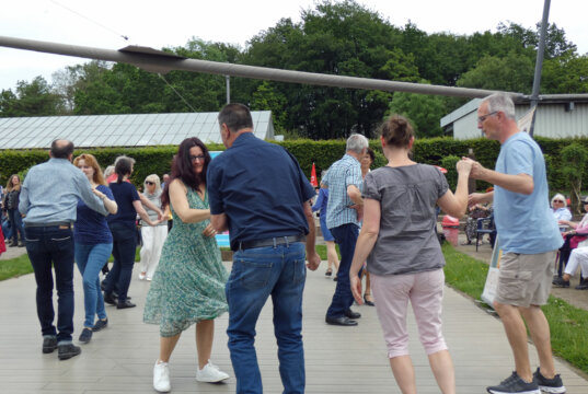 Beim ersten Tanztee in diesem Jahr wurde zu Songs aus den 70er, 80er und 90er das Tanzbein geschwungen. (Foto © Sandra Grünwald)