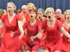 Das Tanzensemble „Meine Zeit – ein Raubtier“ zeigt am 22. Februar in einer Premiere das neue Stück „Glück“. Der „Lach-Chor“ wirkt in seiner kraftvollen Darbietung bedrohlich. (Foto: © Martina Hörle)