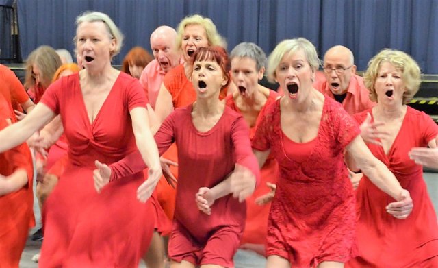 Das Tanzensemble „Meine Zeit – ein Raubtier“ zeigt am 22. Februar in einer Premiere das neue Stück „Glück“. Der „Lach-Chor“ wirkt in seiner kraftvollen Darbietung bedrohlich. (Foto: © Martina Hörle)