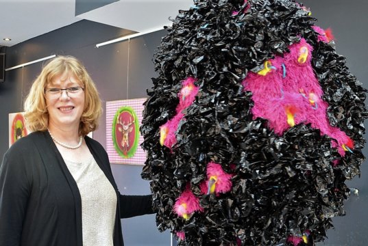 Mareike Tapperath holt sich ihre Inspiration oft aus der Welt des Science Fiction. Dieses Gebilde trägt den Namen „Sphäre 1“ und ist aus 200 Meter Schrumpffolie und einer Decke entstanden. (Foto: © Martina Hörle)