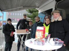 Am Mittwoch war die Polizei mit einem Infostand auf dem Graf-Wilhelm-Platz, um Passanten über Taschendiebstahl aufzuklären. (Foto © Sandra Grünwald)