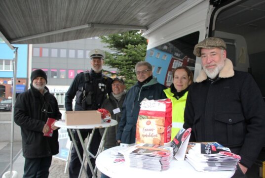 Am Mittwoch war die Polizei mit einem Infostand auf dem Graf-Wilhelm-Platz, um Passanten über Taschendiebstahl aufzuklären. (Foto © Sandra Grünwald)