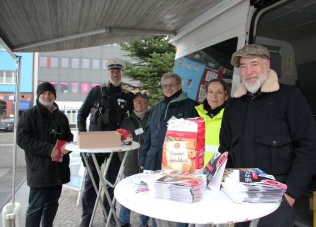 Am Mittwoch war die Polizei mit einem Infostand auf dem Graf-Wilhelm-Platz, um Passanten über Taschendiebstahl aufzuklären. (Foto © Sandra Grünwald)