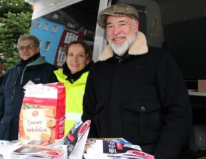 Seniorensicherheitsberater Karl Kirschbaum (links) und Kriminalhauptkommissar Michael Schroer (rechts) beantworteten alle Fragen rund um Taschendiebstahl. (Foto © Sandra Grünwald)