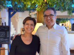 Restaurantbesitzer Jannis Topalidis ist gemeinsam mit seiner Frau seit bald 30 Jahren die gute Seele der Taverne Mykonos in Höhscheid. (Foto: © Martina Hörle)
