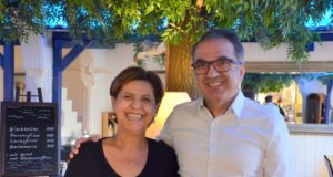 Restaurantbesitzer Jannis Topalidis ist gemeinsam mit seiner Frau seit bald 30 Jahren die gute Seele der Taverne Mykonos in Höhscheid. (Foto: © Martina Hörle)